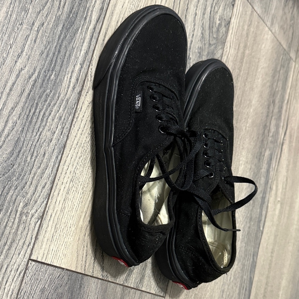 Vans Men/ Women Black Canvas Lace-Up Sneakers (Men’s 8 & Women’s 9.5)